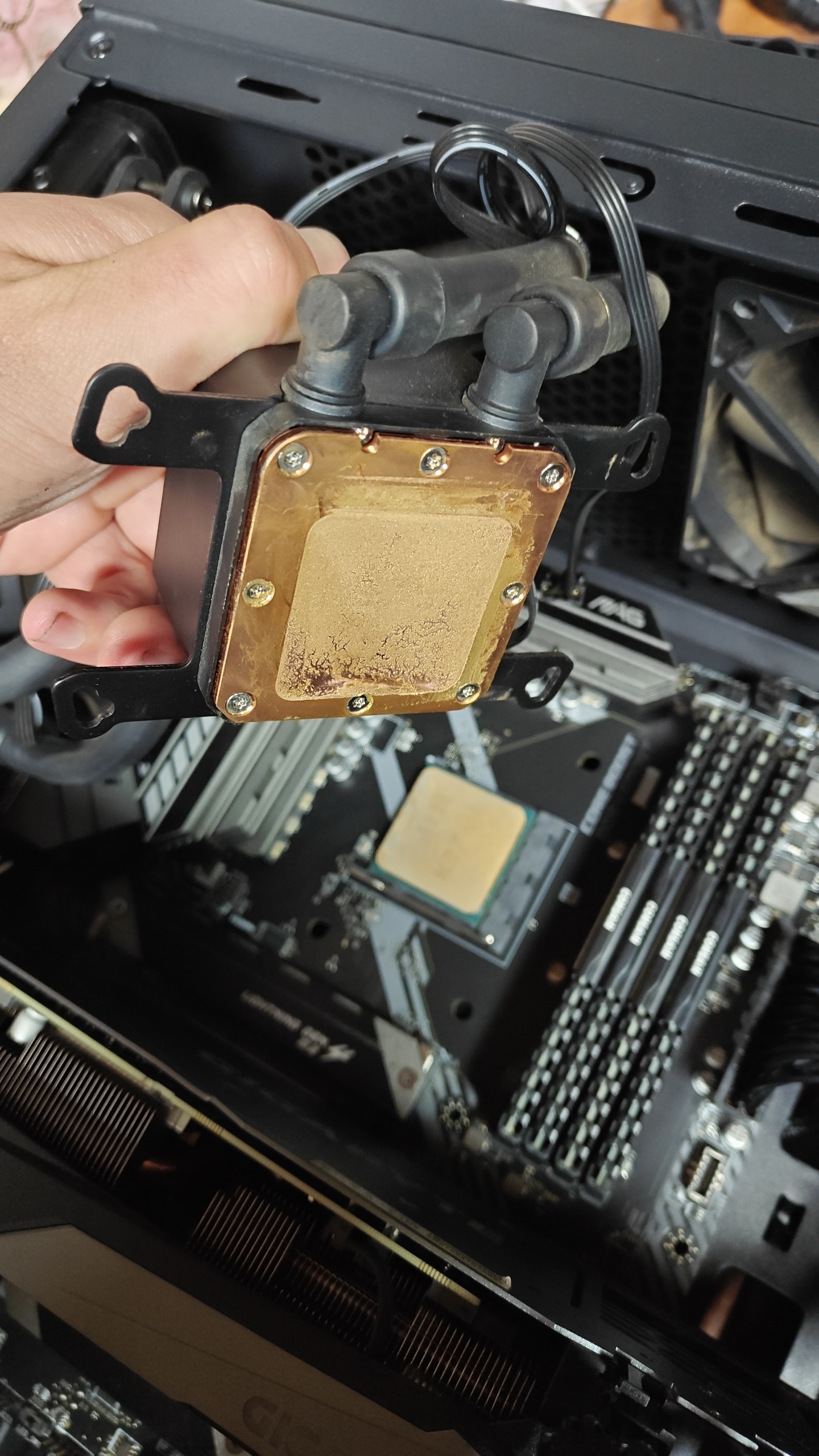 AIO cooler with oxidized thermal paste before replacement