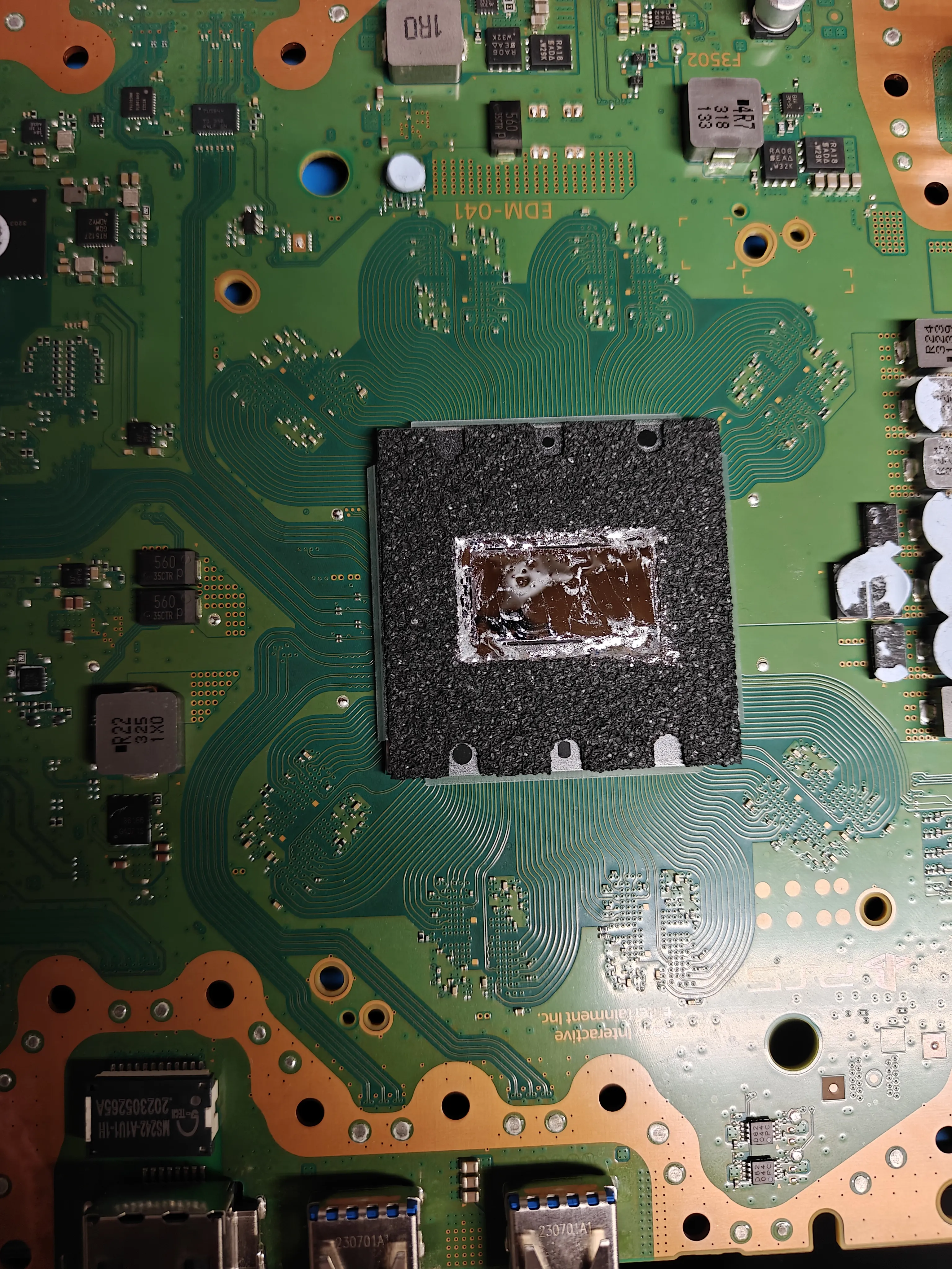 PS5 motherboard liquid metal thermal paste replacement